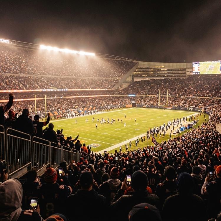 Estadio de la NFL iluminado por la noche